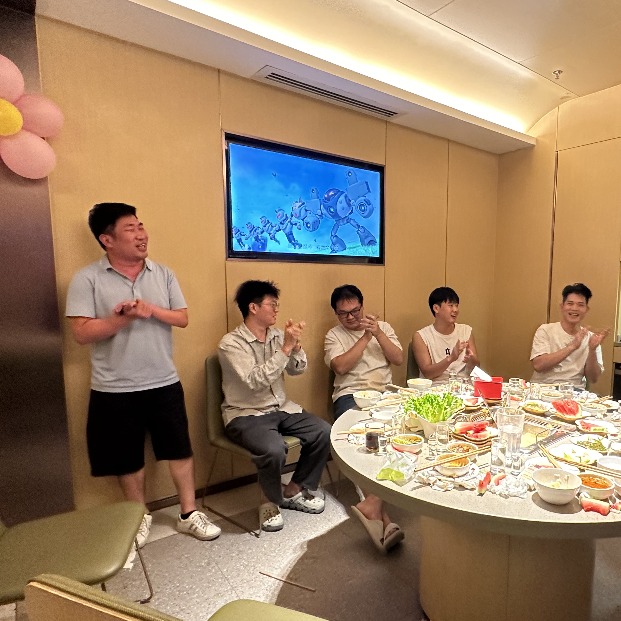 海底撈慶生樂融融